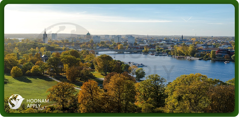 نمایی از شهر پوتسدام همراه با رود هاول و پارک بابلزبرگ در ایالت براندنبورگ آلمان